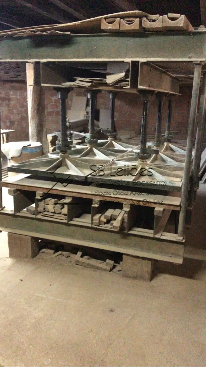 LOTE 008 - 01 (uma) prensa fria, marca Invicta.