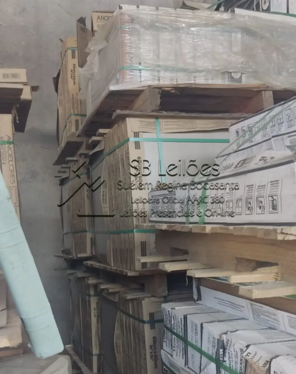 LOTE 000 - 94m² de piso, cimento natural, de 60x60