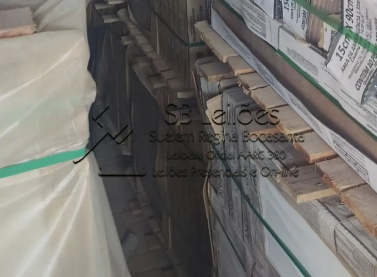 LOTE 000 - 94m² de piso, cimento natural, de 60x60