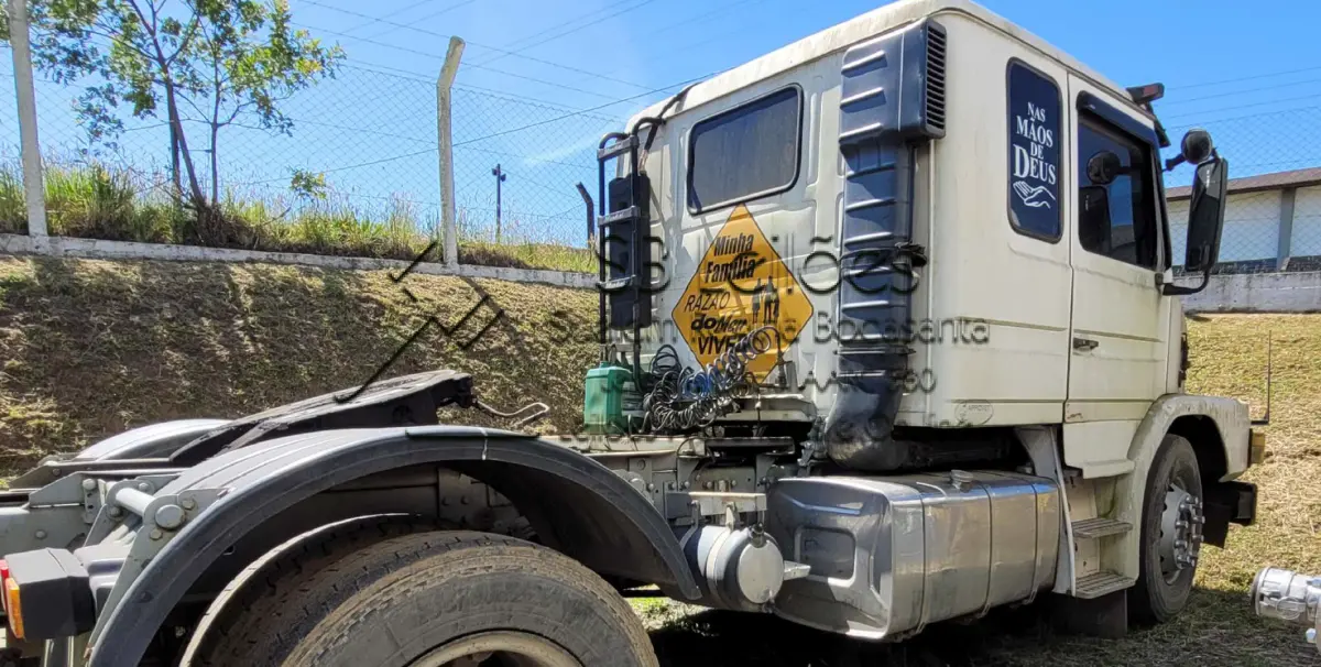 LOTE 001 - Caminhão Scania T112 ES 6X4 e Semi-reboque da carga seca, Guerra