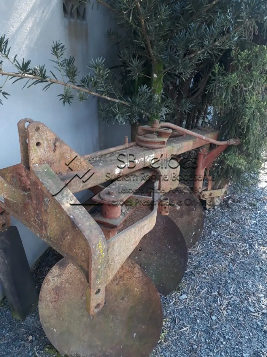 LOTE 001 - Um implemento agrícola arado reversível