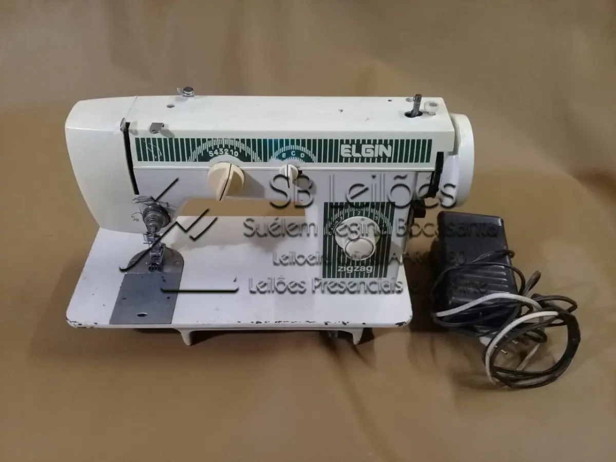 LOTE 003 - Máquina de costura