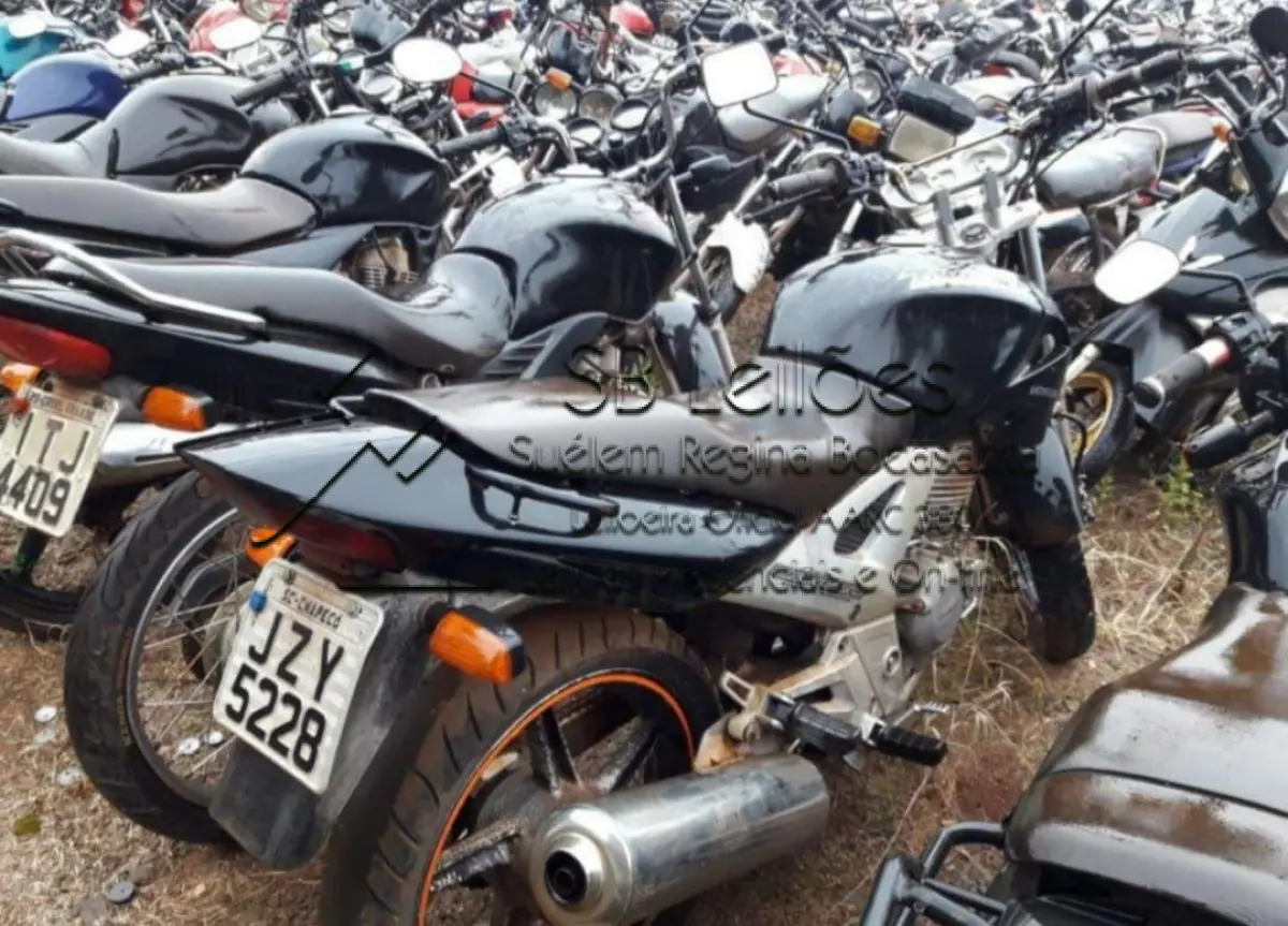 LOTE 001 - Sucata Motocicleta placa JZY 5228 a qual pertence á motocicleta CBX Twister, cor prata, ano 2003