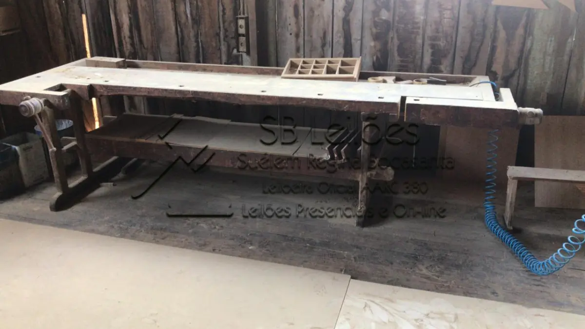 LOTE 012 - 01 (um) banco marceneiro, Gabreuva.