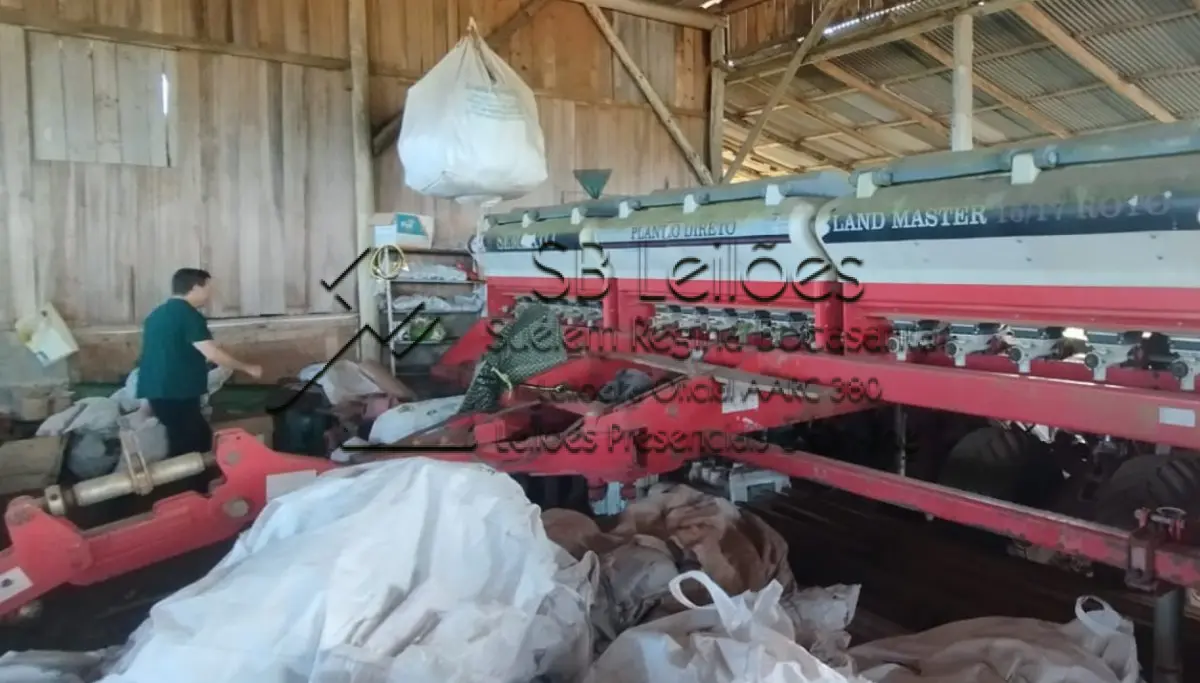 LOTE 000 - Uma plantadeira, marca Semeato