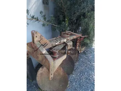 LOTE 001 - Um implemento agrícola arado reversível