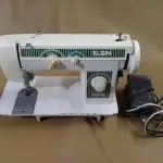LOTE 003 - Máquina de costura