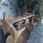 LOTE 001 - Um implemento agrícola arado reversível