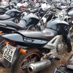 LOTE 001 - Sucata Motocicleta placa JZY 5228 a qual pertence á motocicleta CBX Twister, cor prata, ano 2003